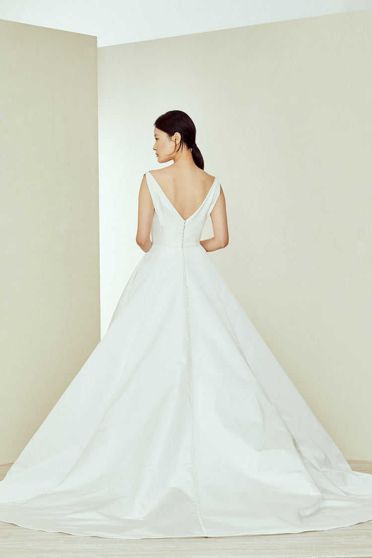 Cambridge, dress from Collection Amsale, Fabric: faille