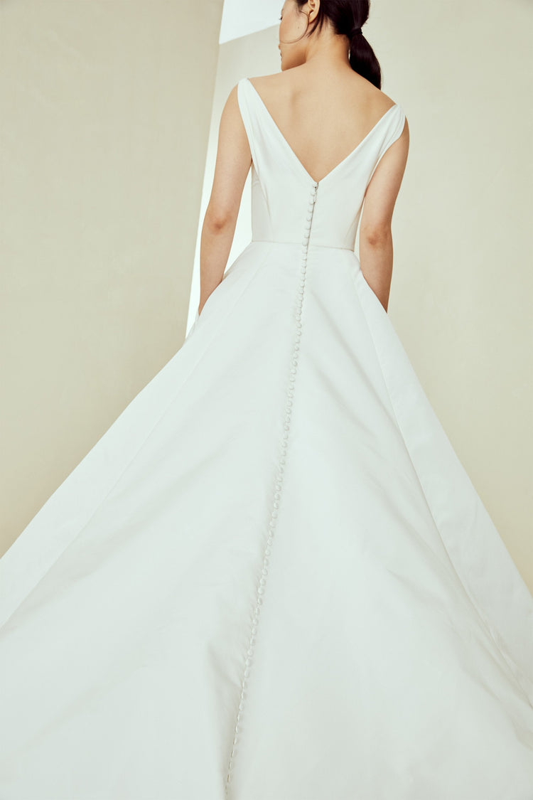 Cambridge, dress from Collection Amsale, Fabric: faille